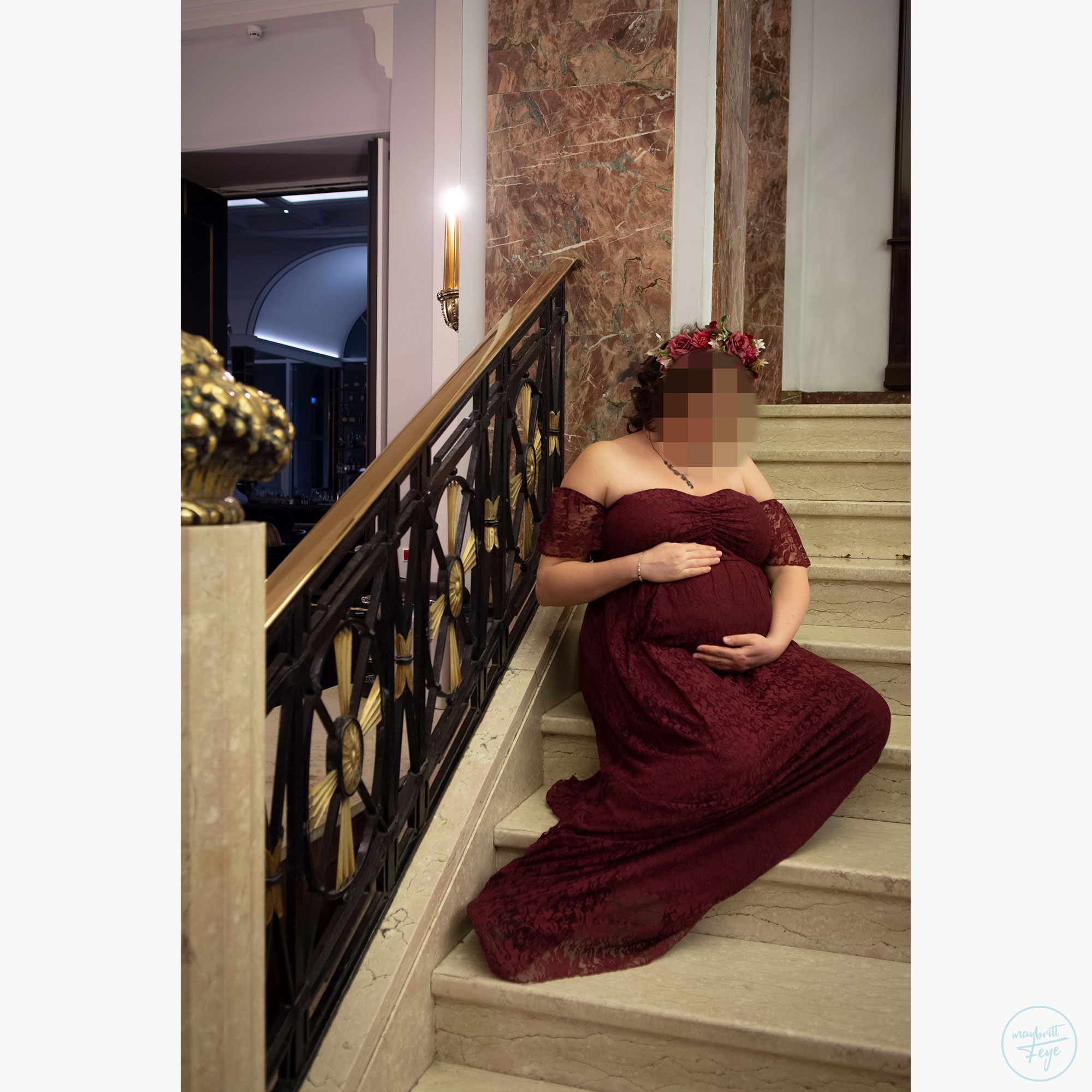Werdende Mutter auf einer eleganten Treppe